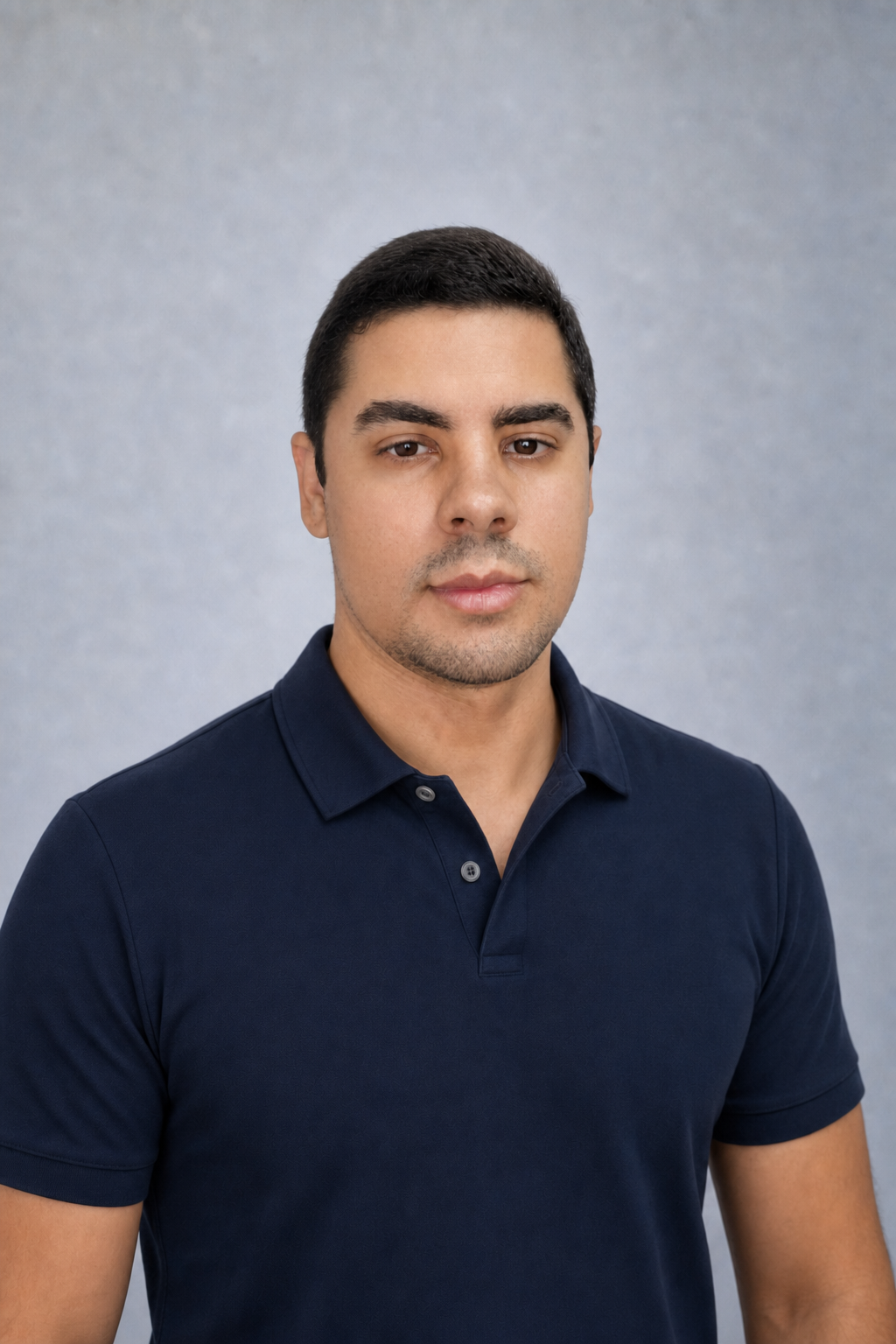 Elias Ribeiro da Silva Costa, fundador da Space, usando uma polo azul-marinho